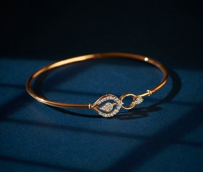 Magnifying a diamond ring