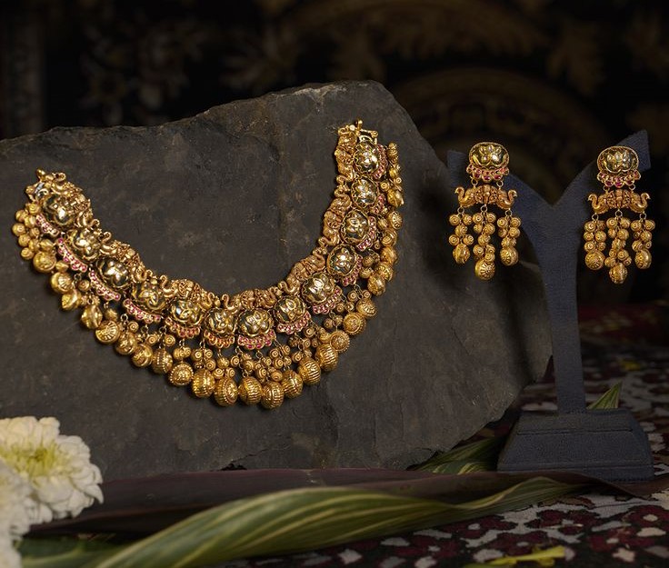 Luxurious diamond necklace layout