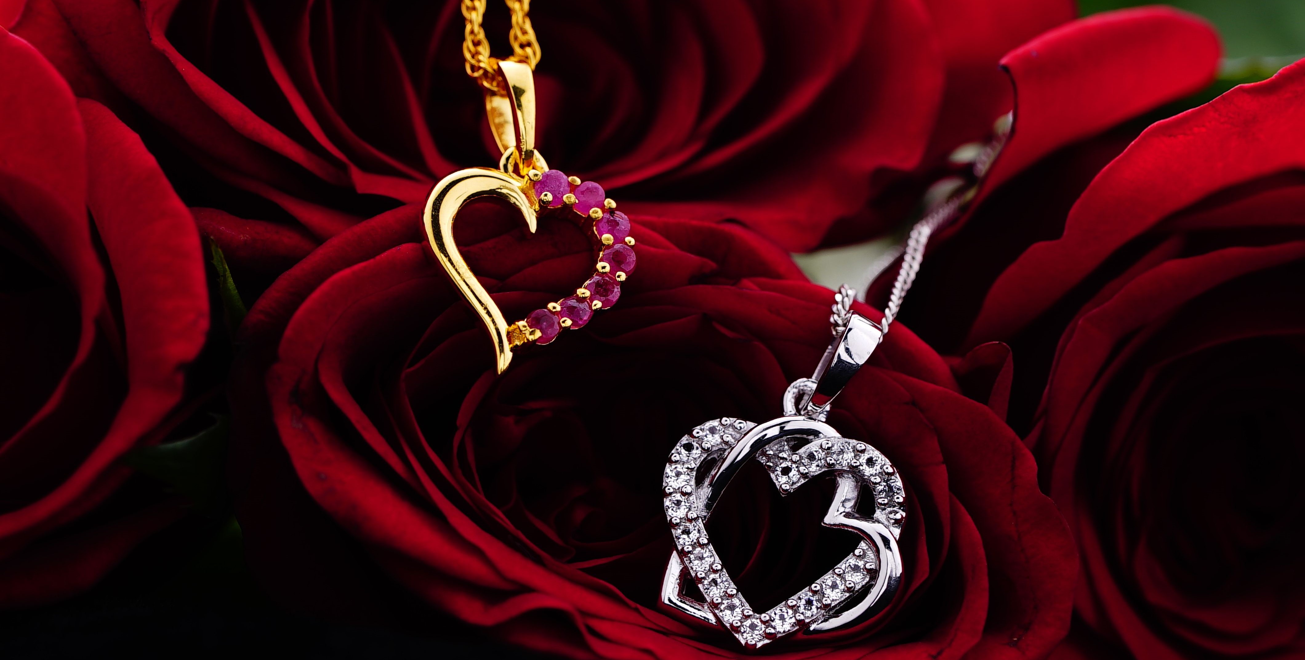 Exquisite classic diamond engagement ring showcase