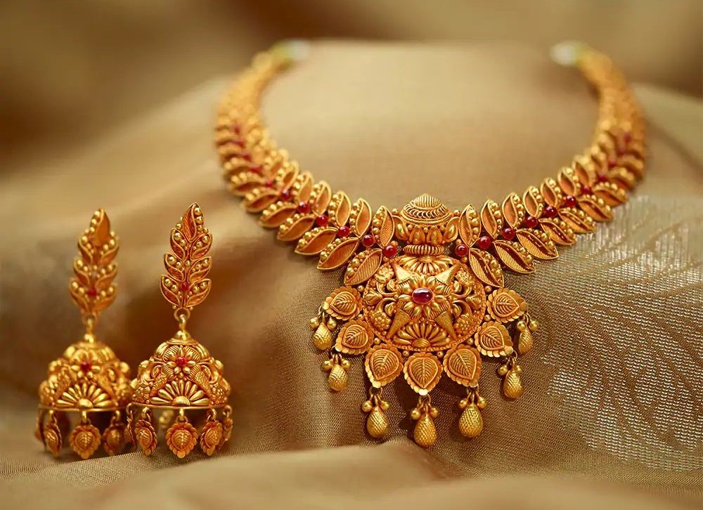 Exquisite gold heritage necklace showcase